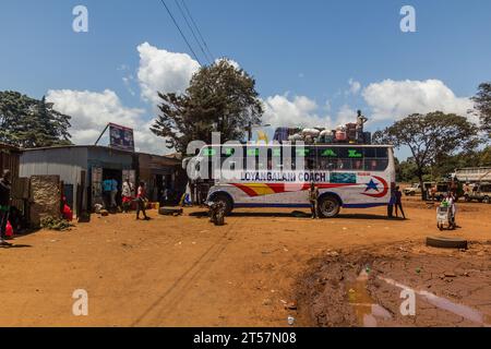 MARSABIT, KENYA - 11 FEBBRAIO 2020: Allenatore Loyangalani nella città di Marsabit, Kenya Foto Stock