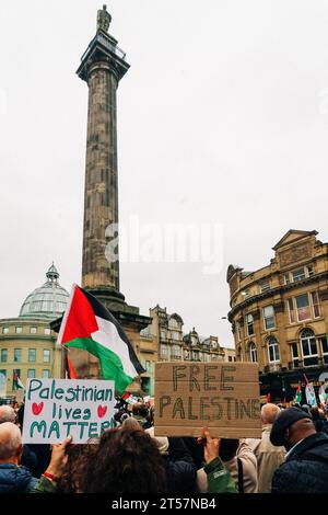 Crowd Wave Palestine Flags and Signals at Grey's Monument, Newcastle upon Tyne, Inghilterra, Regno Unito - ottobre 28 2023. Foto Stock