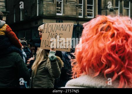 Il manifestante tiene un cartello fatto a mano con la scritta "quanti devono morire?" Alla marcia per il cessate il fuoco a Gaza. Newcastle upon Tyne, Inghilterra, Regno Unito - ottobre 28 2023. Foto Stock