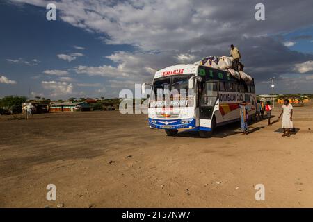 KARGI, KENYA - 11 FEBBRAIO 2020: Autobus nel villaggio di Kargi nel nord del Kenya Foto Stock
