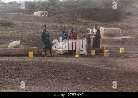 KARGI, KENYA - 11 FEBBRAIO 2020: Donne locali nel villaggio di Kargi nel nord del Kenya Foto Stock