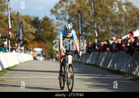 Pontchateau, Francia. 3 novembre 2023. Il belga Witse Meeussen chiude al terzo posto ai Campionati europei di ciclocross Team Relay, venerdì 03 novembre 2023, a Pontchateau, in Francia. BELGA PHOTO DAVID PINTENS Credit: Belga News Agency/Alamy Live News Foto Stock