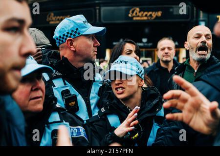 Newcastle upon Tyne, Inghilterra, Regno Unito - ottobre 28 2023. Agenti di polizia britannici in uniforme che lavorano in una marcia pro-Palestina per il cessate il fuoco al Grey's Monument. Foto Stock