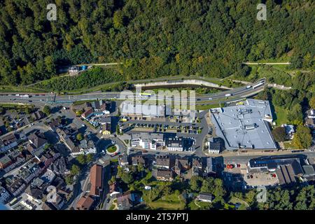 Luftbild, LKW an der Tunneleinfahrt Hestenbergtunnel der Landesstraße L697, CafoÆÃÜoöÃ Haltepunkt mit Sonnenschirmen am Hestenberg am Waldrand, HIT Supermarkt, Plettenberg, Sauerland, Nordrhein-Westfalen, Deutschland ACHTUNGxMINDESTHONORARx60xEURO *** Vista aerea, camion all'entrata del tunnel Hestenbergtunnel della strada statale L697, fermata CafoÆÃÜoöÃ con ombrelli a Hestenberg ai margini della foresta, HIT supermarket, Plettenberg, Sauerland, Renania settentrionale-Vestfalia, Germania ATTENTIONxMINDESTHONORARx60xEURO Foto Stock