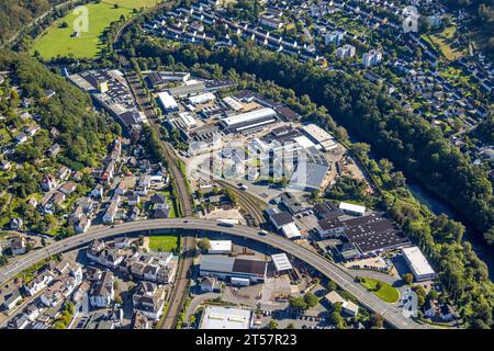 Luftbild, Gewerbegebiet Bannewerthstraße mit Fluss Lenne und Brücke der Landesstraße L697, Güterumschlagzentrum MEG, Wohngebiet Ortsteil Eschen, Eiringhausen, Plettenberg, Sauerland, Nordrhein-Westfalen, Deutschland ACHTUNGxMINDESTHONORARx60xEURO *** Vista aerea, zona industriale Bannewerthstraße con fiume Lenne e ponte della strada statale L697, centro di movimentazione merci MEG, distretto residenziale Eschen, Eiringhausen, Plettenberg, Sauerland, Renania settentrionale-Vestfalia, Germania ACHTUNGxMINDESTHONORARx60xEURO credito: Imago/Alamy Live News Foto Stock