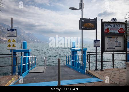 Molo dei traghetti, Riva di Solto, Italia Foto Stock