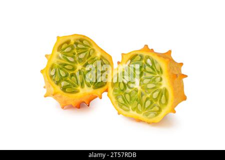 Frutto di Kiwano, melone cornuto verde isolato su sfondo bianco. Kiwano biologico all'arancia, fette di melone africano con corna verde, gelatina come all'interno con S Foto Stock