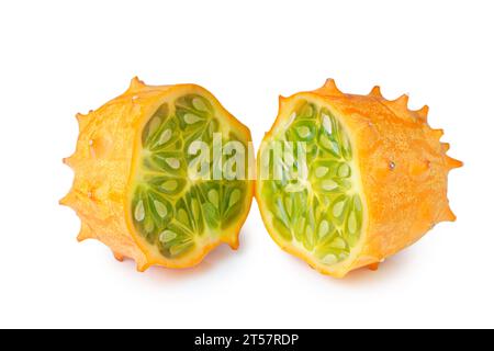 Frutto di Kiwano, melone cornuto verde isolato su sfondo bianco. Kiwano biologico all'arancia, fette di melone africano con corna verde, gelatina come all'interno con S Foto Stock