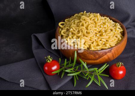 Primo piano della pasta secca cruda sullo sfondo Foto Stock