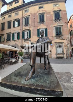 La statua di Giacomo Puccini dello scultore Vito Tongiani in Piazza Cittadella, Lucca. Foto Stock