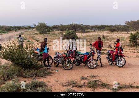 SOUTH HORR, KENYA - 11 FEBBRAIO 2020: I piloti di Moto taxi aspettano in un deserto vicino a South Horr nel Kenya settentrionale Foto Stock
