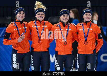 MONTREAL, CANADA - OTTOBRE 29: Piloti short track con medaglie durante la seconda edizione della ISU World Cup Short Track alla Maurice Richard Arena il 29 ottobre 2023 a Montreal, Canada (foto di /Orange Pictures) Foto Stock