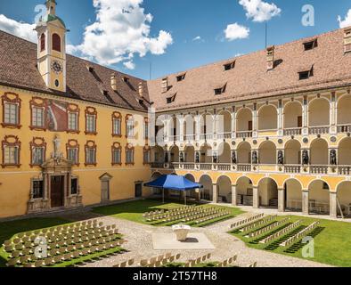 Il castello di Hofburg (XIII secolo), ex residenza dei vescovi di Bressanone, provincia di Bolzano, alto Adige, Italia settentrionale, Europa Foto Stock