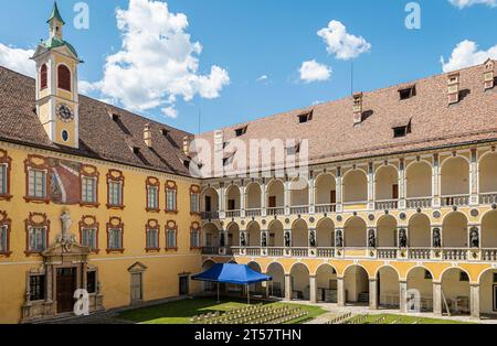 Il castello di Hofburg (XIII secolo), ex residenza dei vescovi di Bressanone, provincia di Bolzano, alto Adige, Italia settentrionale, Europa Foto Stock