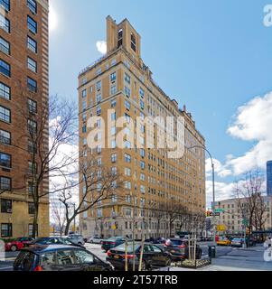 One East End Avenue sorge isolato affacciato sull'East River; l'edificio cooperativo di 1929 appartamenti è in mattoni, sopra una base di pietra calcarea a due piani. Foto Stock