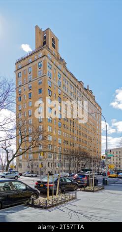 One East End Avenue sorge isolato affacciato sull'East River; l'edificio cooperativo di 1929 appartamenti è in mattoni, sopra una base di pietra calcarea a due piani. Foto Stock