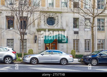 One East End Avenue sorge isolato affacciato sull'East River; l'edificio cooperativo di 1929 appartamenti è in mattoni, sopra una base di pietra calcarea a due piani. Foto Stock