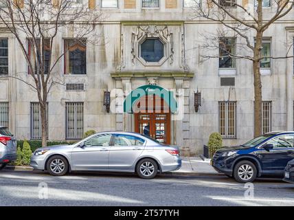 One East End Avenue sorge isolato affacciato sull'East River; l'edificio cooperativo di 1929 appartamenti è in mattoni, sopra una base di pietra calcarea a due piani. Foto Stock