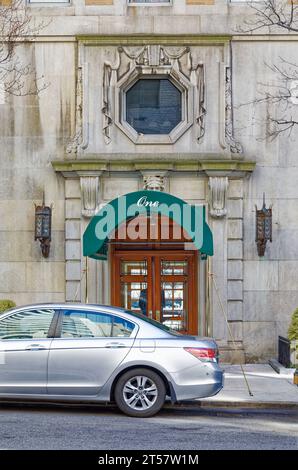 One East End Avenue sorge isolato affacciato sull'East River; l'edificio cooperativo di 1929 appartamenti è in mattoni, sopra una base di pietra calcarea a due piani. Foto Stock