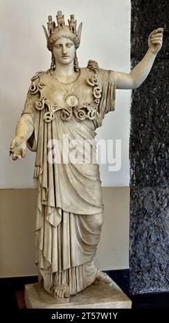 Atena da Roma, collezione Albani marmo i secolo d.C. replica romana su un prototipo greco della scuola di Fidia risalente al V secolo a.C. : Collezione Farnese museo Archeologico Nazionale di Napoli Italia. Foto Stock