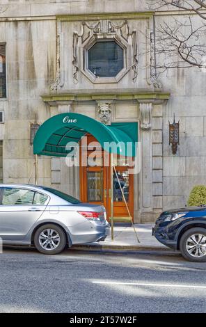 One East End Avenue sorge isolato affacciato sull'East River; l'edificio cooperativo di 1929 appartamenti è in mattoni, sopra una base di pietra calcarea a due piani. Foto Stock