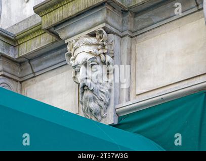 One East End Avenue sorge isolato affacciato sull'East River; l'edificio cooperativo di 1929 appartamenti è in mattoni, sopra una base di pietra calcarea a due piani. Foto Stock