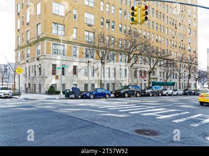 One East End Avenue sorge isolato affacciato sull'East River; l'edificio cooperativo di 1929 appartamenti è in mattoni, sopra una base di pietra calcarea a due piani. Foto Stock