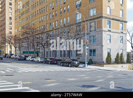 One East End Avenue sorge isolato affacciato sull'East River; l'edificio cooperativo di 1929 appartamenti è in mattoni, sopra una base di pietra calcarea a due piani. Foto Stock