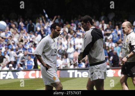 Capitano Roy Keane e Ryan Giggs - la squadra del Manchester United si scalda prima della finale di fa Cup 2004, Manchester United contro Millwall, 22 maggio 2004. Man Utd ha vinto la partita 3-0. Fotografia: ROB WATKINS Foto Stock