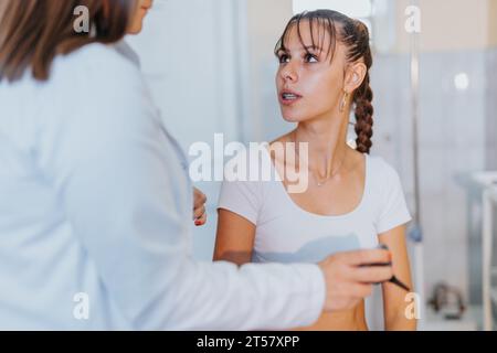 Professionisti esperti che conducono esami medici in clinica Foto Stock