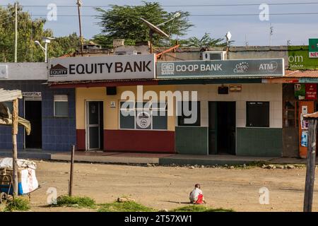 NAIVASHA, KENYA - 16 FEBBRAIO 2020: Equity Bank e Co-op Bank Buildings vicino al lago Naivasha, Kenya Foto Stock