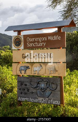 NAIVASHA, KENYA - 16 FEBBRAIO 2020: Cartello Oserengoni Wildlife Sanctuary vicino al lago Naivasha, Kenya Foto Stock