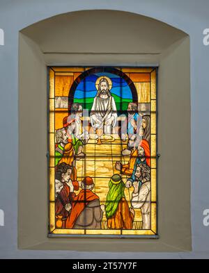 Guatemala, la Antigua - 20 luglio 2023: Cattedrale di San Jose: Cappella, primo piano dell'ultima cena vetrata colorata Gesù rompe il pane tra 12 ap Foto Stock