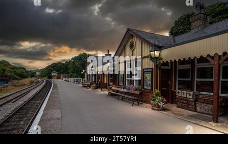 Stazione ferroviaria di Bolton Abbey a Dusk, sulla Embsay and Bolton Abbey Steam Railway, North Yorkshire, Inghilterra Regno Unito Foto Stock