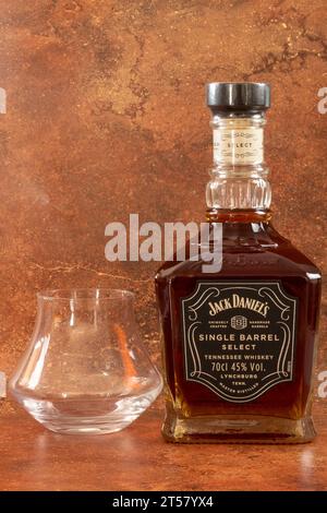 Bottiglia di whiskey a botte singolo di marca Jack Daniel, primo piano Foto Stock