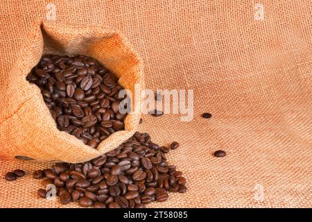 Chicchi di caffè secchi appena sfornati sullo sfondo Foto Stock