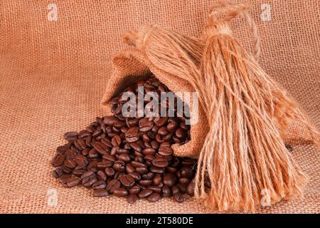 Chicchi di caffè secchi appena sfornati sullo sfondo Foto Stock