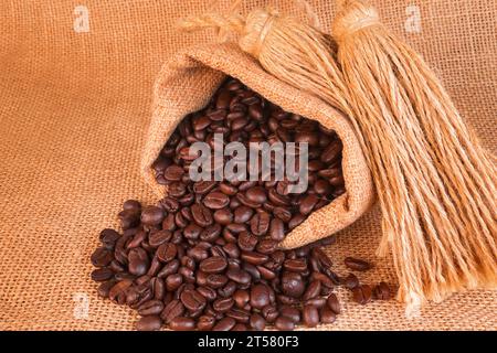 Chicchi di caffè secchi appena sfornati sullo sfondo Foto Stock