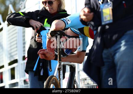 Pontchateau, Francia. 3 novembre 2023. Il belga Witse Meeussen chiude al terzo posto ai Campionati europei di ciclocross Team Relay, venerdì 03 novembre 2023, a Pontchateau, in Francia. BELGA PHOTO DAVID PINTENS Credit: Belga News Agency/Alamy Live News Foto Stock