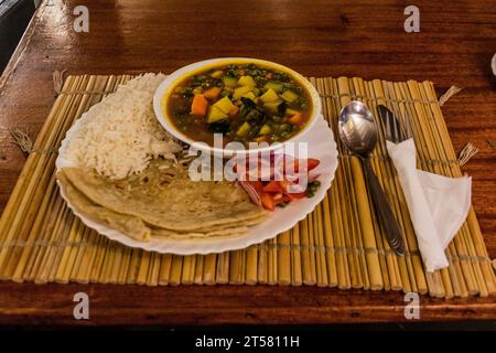 Pasto in Kenya - curry vegetale con riso e chapati Foto Stock