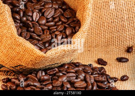 Chicchi di caffè secchi appena sfornati sullo sfondo Foto Stock