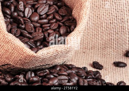 Chicchi di caffè secchi appena sfornati sullo sfondo Foto Stock