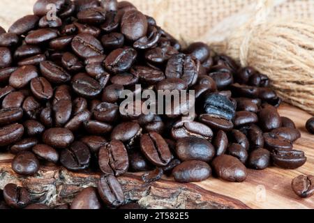 Chicchi di caffè secchi appena sfornati sullo sfondo Foto Stock