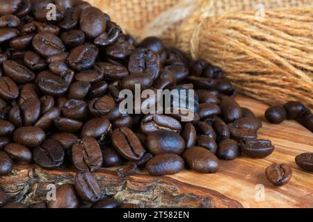 Chicchi di caffè secchi appena sfornati sullo sfondo Foto Stock