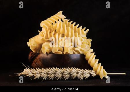Primo piano della pasta secca cruda sullo sfondo Foto Stock