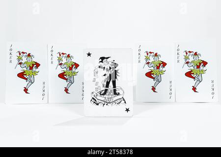 Set di cinque carte da gioco jolly su sfondo bianco ad alta risoluzione Foto Stock