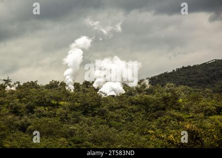 Vapore che sale sopra la centrale elettrica geotermica di Olkaria nel Parco Nazionale di Hell's Gate, Kenya Foto Stock