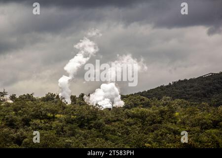 Vapore che sale sopra la centrale elettrica geotermica di Olkaria nel Parco Nazionale di Hell's Gate, Kenya Foto Stock