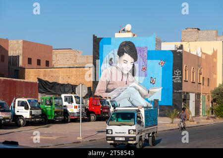 strada con arte muraria a Guelmin, Maroc Foto Stock