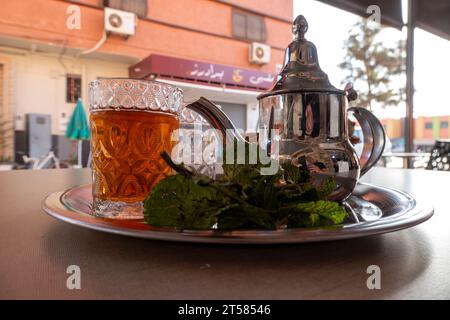 Tè alla menta in terrazza a Maroc Foto Stock